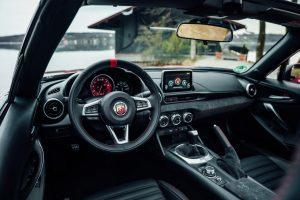 abarth-124-spider-2018-innen-cockpit