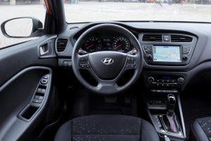 hyundai-i20-innen-fahrer