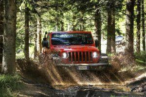 jeep-wrangler-rubicon-aussen-vorne-gelaende