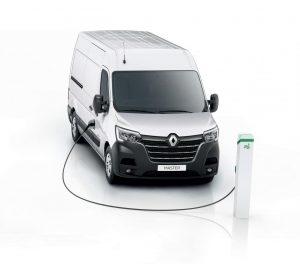 renault-master-z-e-2019-aussen-an-ladestation