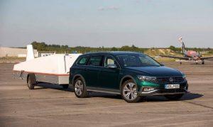 vw-passat-variant-alltrack-2019-aussen-vorne-mit-anhaenger