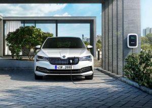 skoda-superb-iv-2019-ladestation