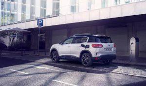 citroen-c5-aircross-plug-in-hybrid-2020-aussen-seitlich-ladevorgang