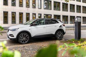 opel-grandland-x-phev-2020-aussen-ladevorgang