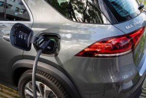 mercedes-gle-plug-in-hybrid-2020-aussen-ladevorgang