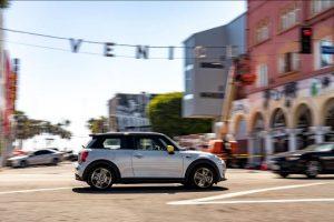 mini-cooper-se-2020-aussen-seite-dynamisch