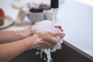 Person beim Hände waschen