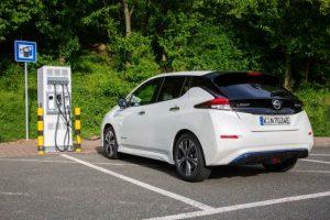 nissan-leaf-2020-aussen-ladestation