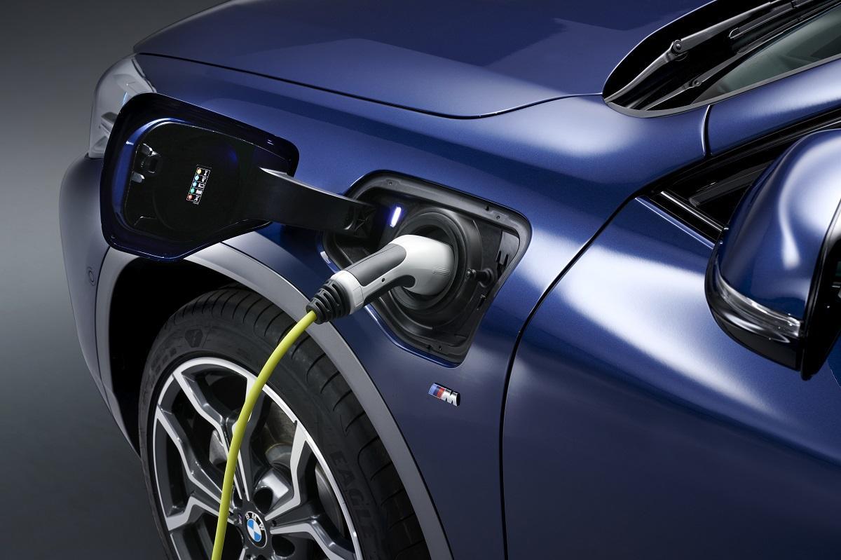 BMW_X2_Plug-in-Hybrid_laden