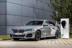 bmw-5er-limousine-phev-2020-aussen-ladevorgang