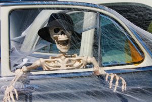 Skelett in Auto