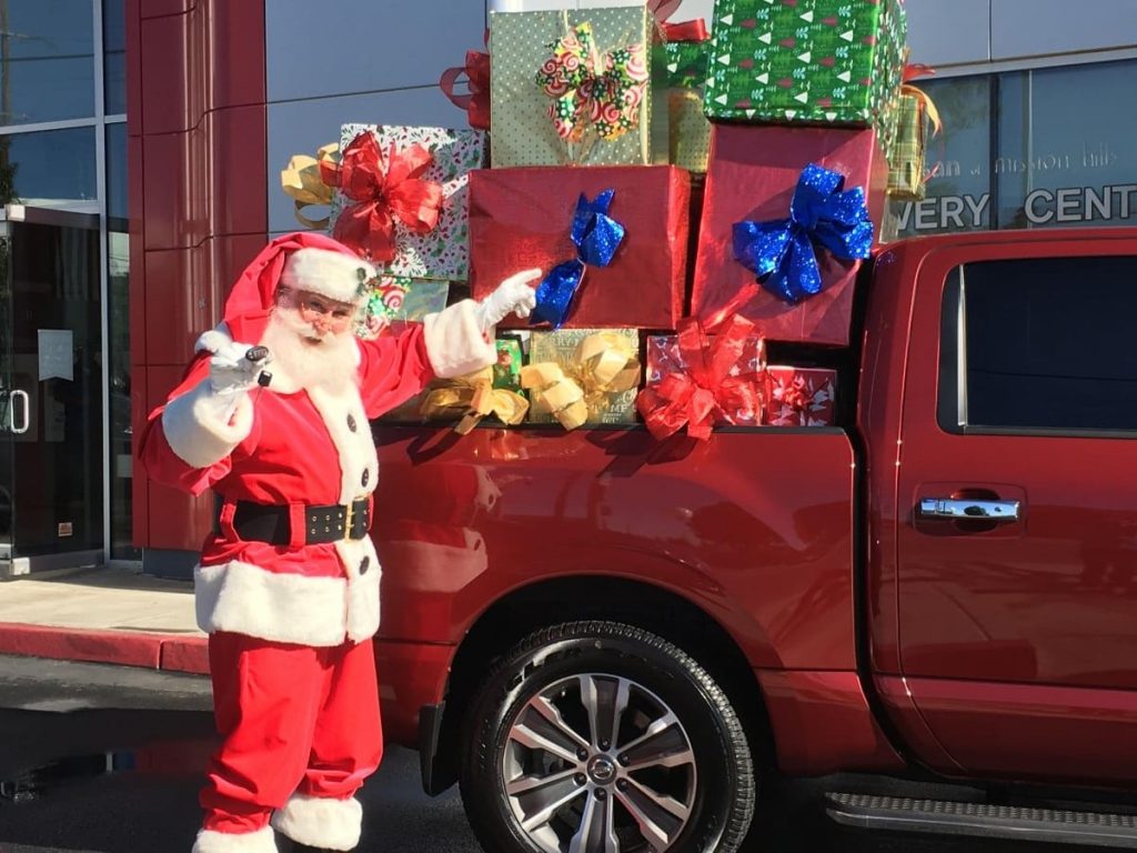 Weihnachtsmann mit Geschenken und Auto