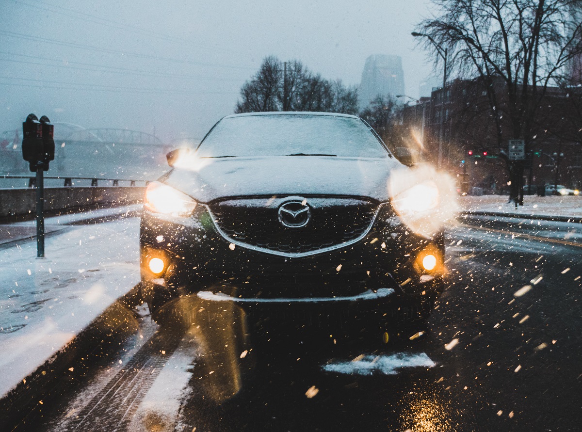 Auto bei Dunkelheit und Schnee