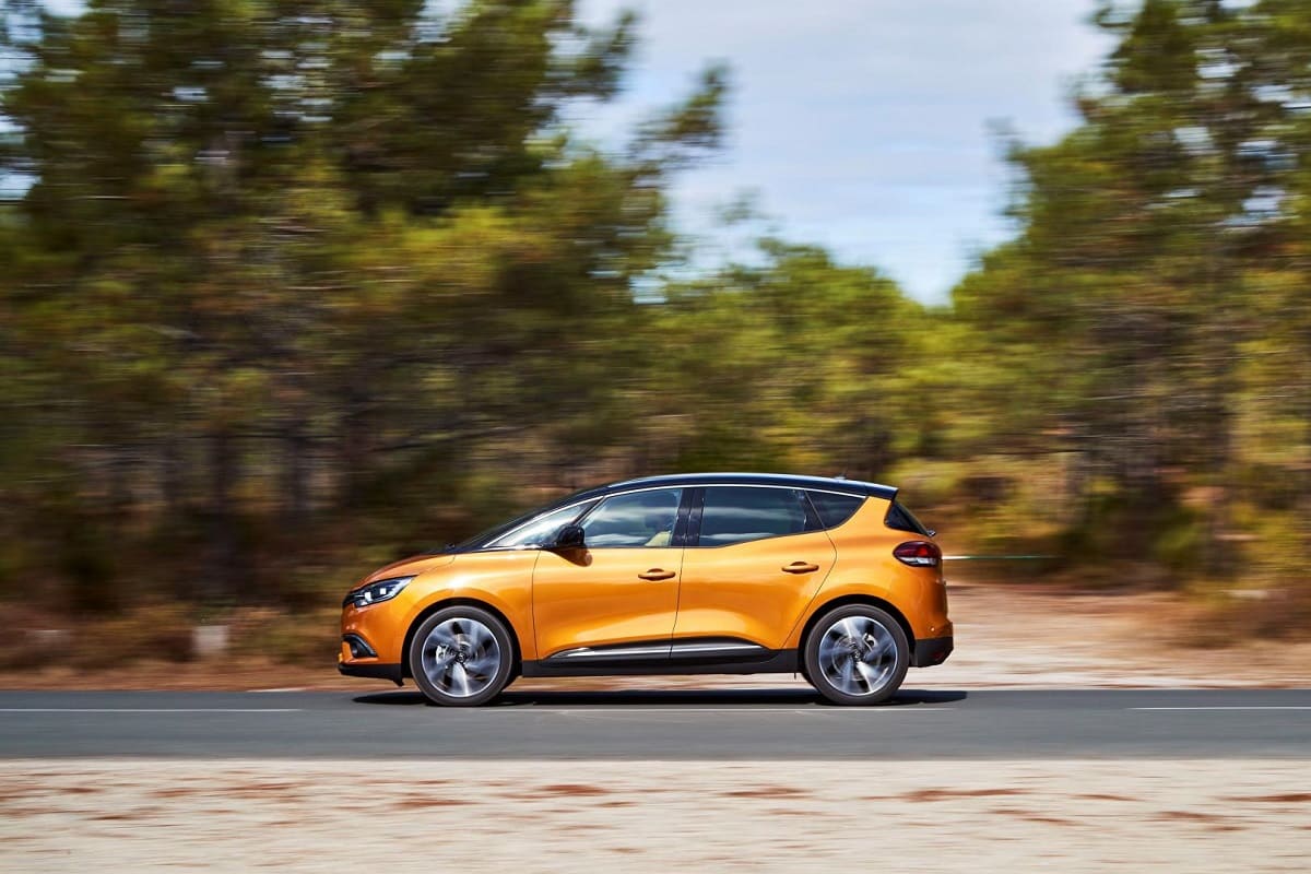 renault-scenic-2021-aussen-seite-dynamisch