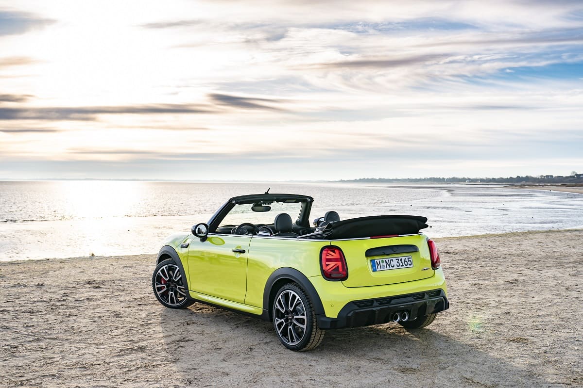 mini-cabrio-2021-aussen-hinten-verdeck-offen