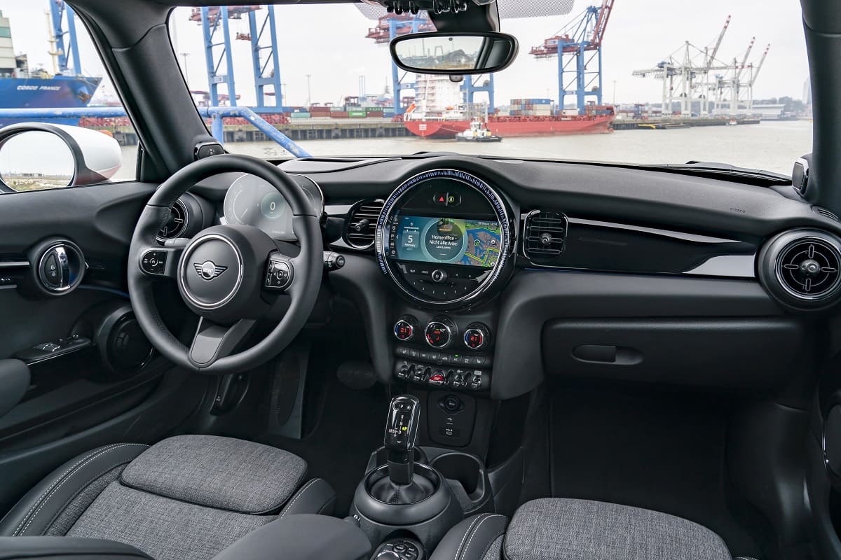 mini-3-tuerer-2021-innen-cockpit