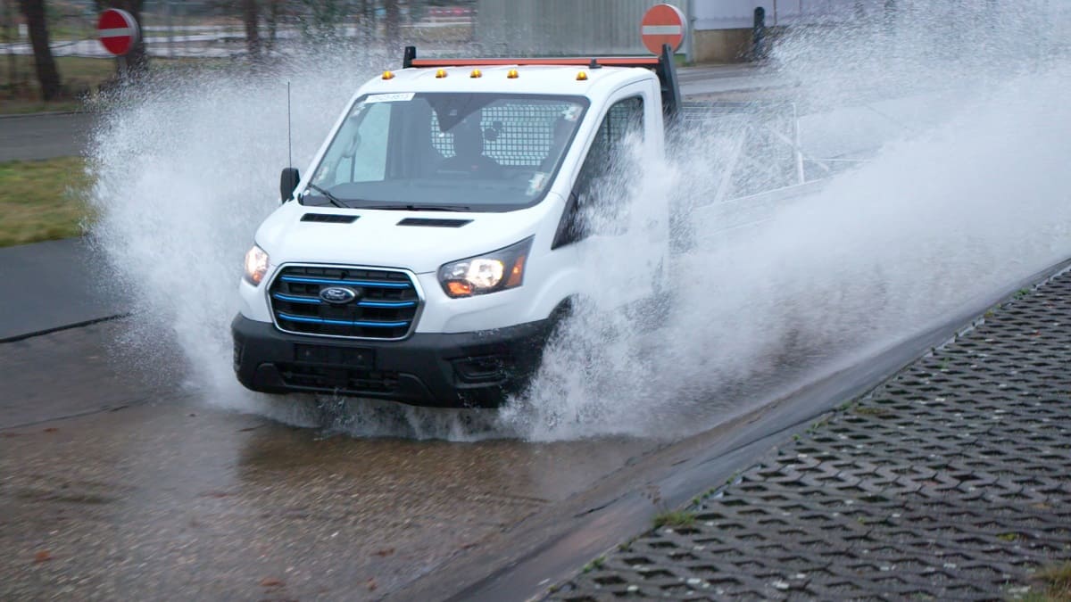 ford-e-transit-2021-aussen-pritschenwagen