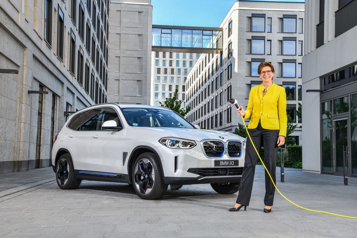 bmw-baut-ladenetz-aus-2021-bmw-ix3-aussen