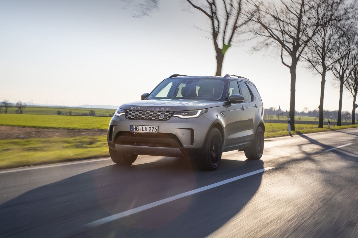 land-rover-discovery-2021-aussen-front-dynamisch