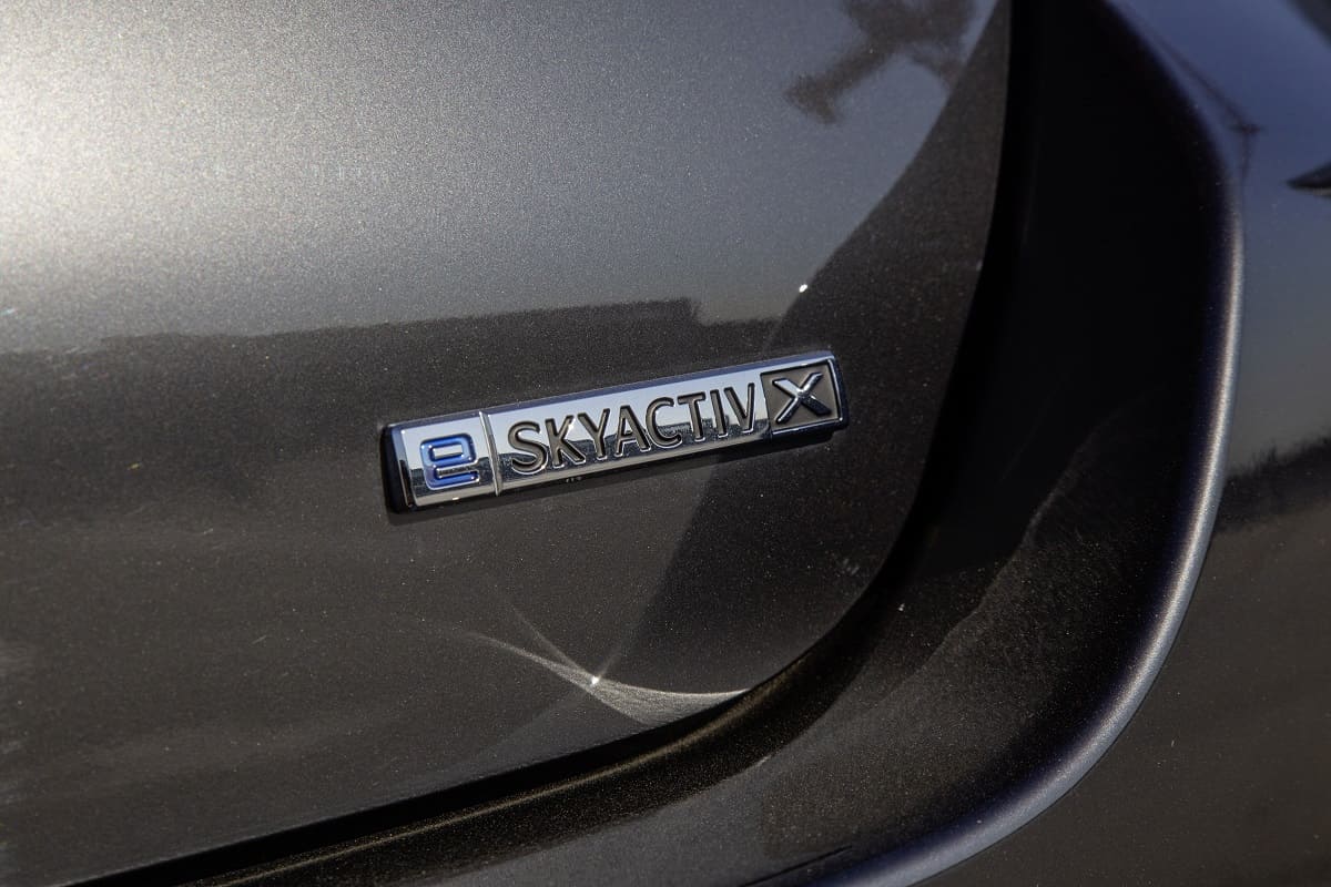 mazda-3-fastback-2021-aussen-e-skyactiv-x-logo