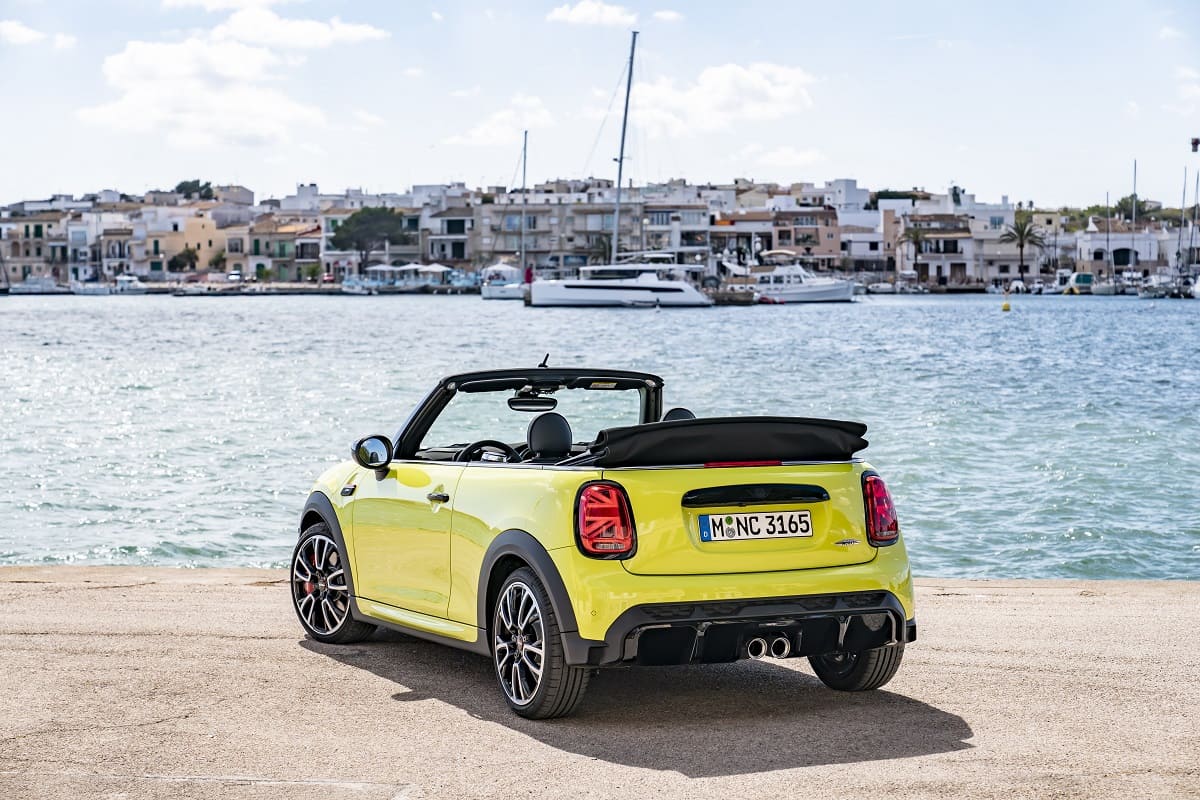 mini-cabrio-jcw-2021-aussen-heckansicht