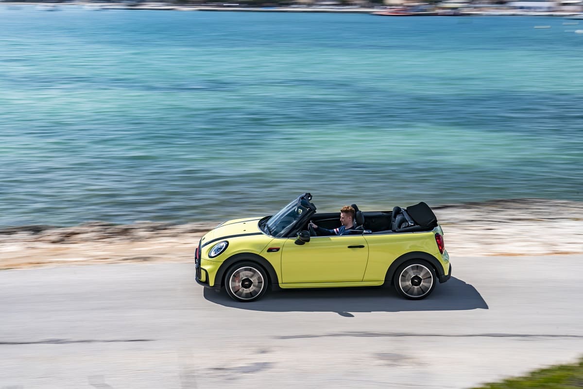 mini-cabrio-jcw-2021-aussen-seite-dynamisch