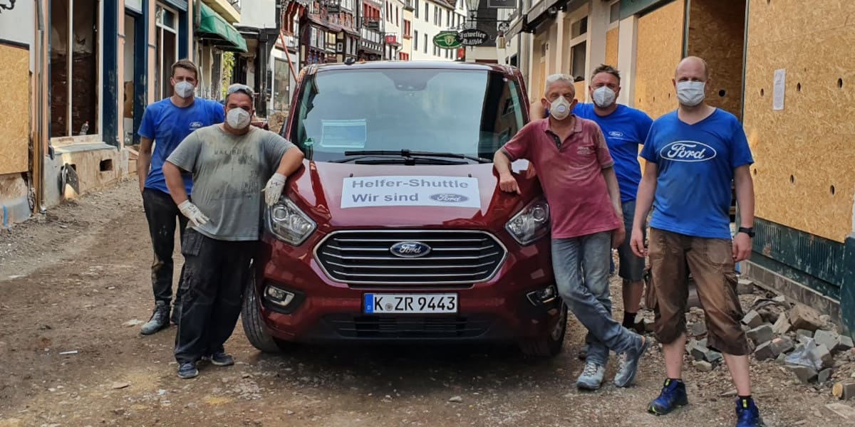 Ford Helfer vor Helfer-Shuttle Hochwasser Bad Münstereifel