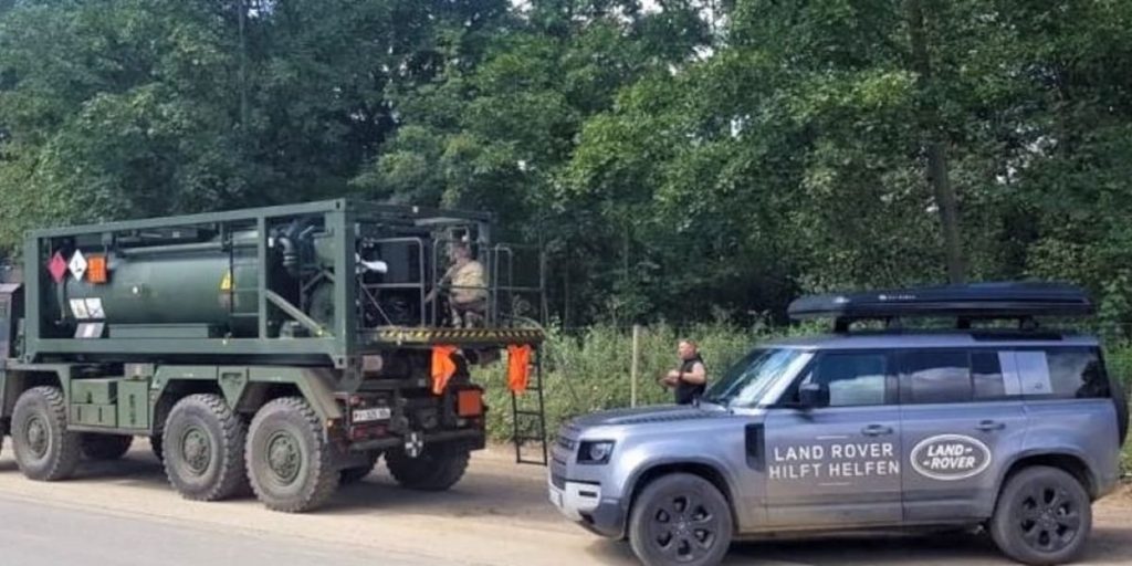 Land Rover Defender: Versorgungsfahrzeug im Hochwassergebiet - MeinAuto.de