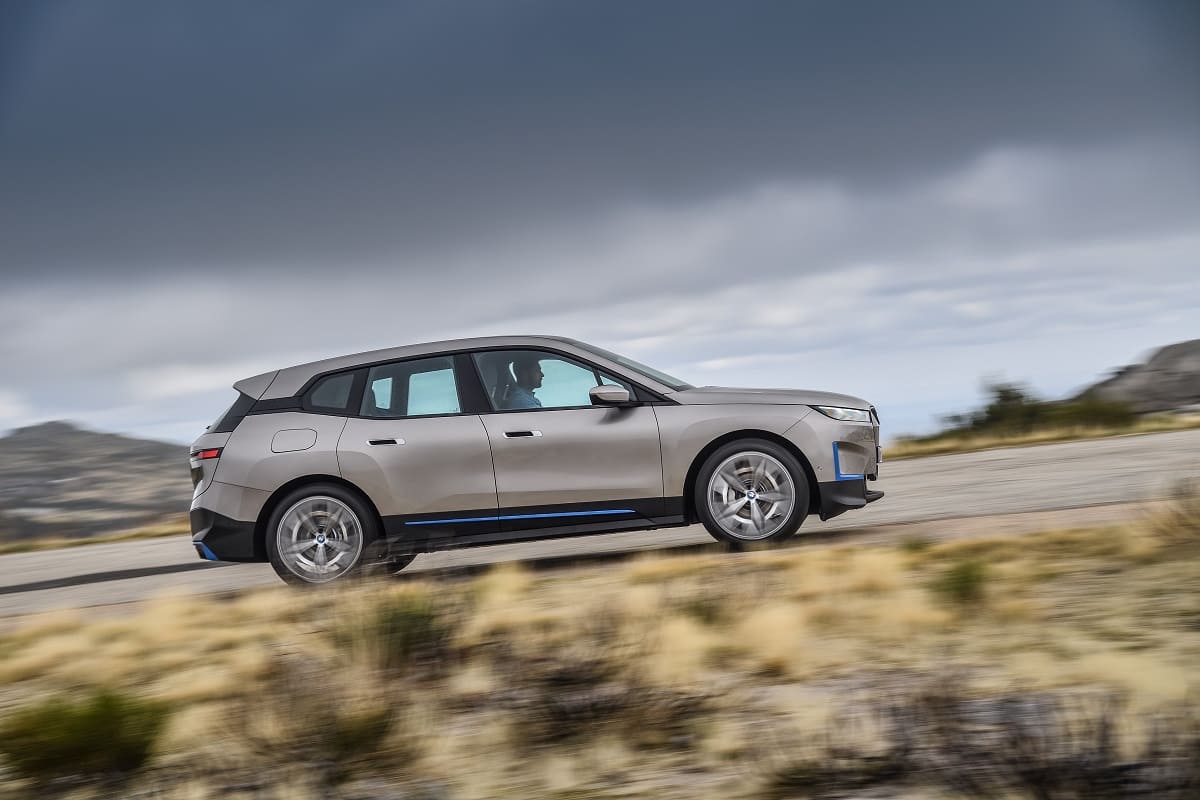 BMW iX im Test (2021): Lässt BMW&#8217;s erstes E-SUV die Konkurrenz stehen?