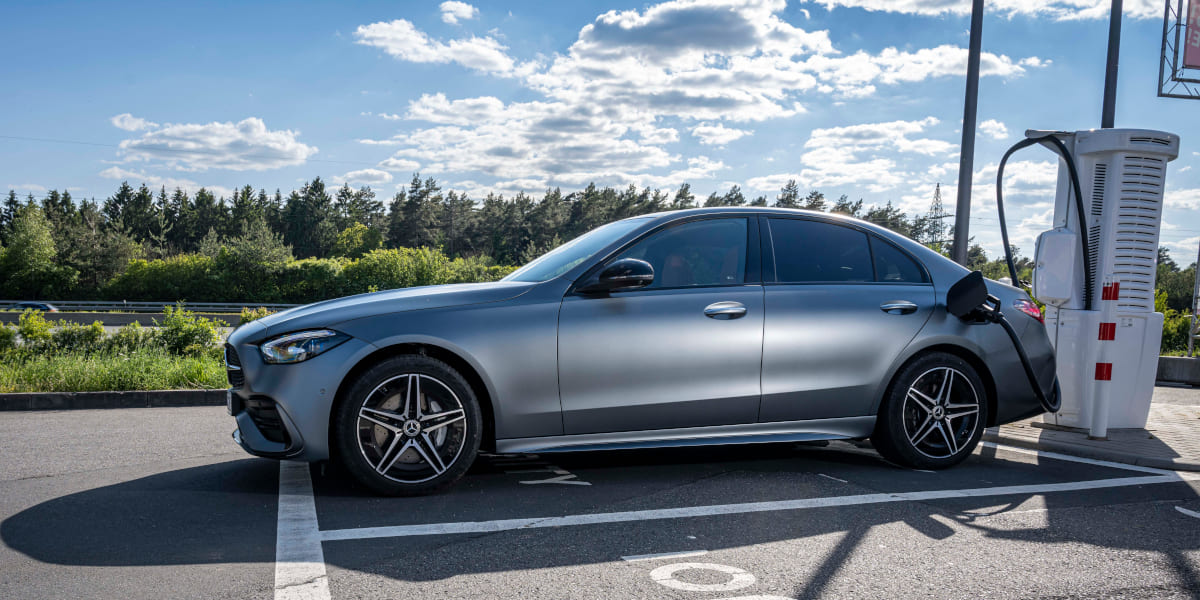 Neue Mercedes C-Klasse hängt nun am Stecker