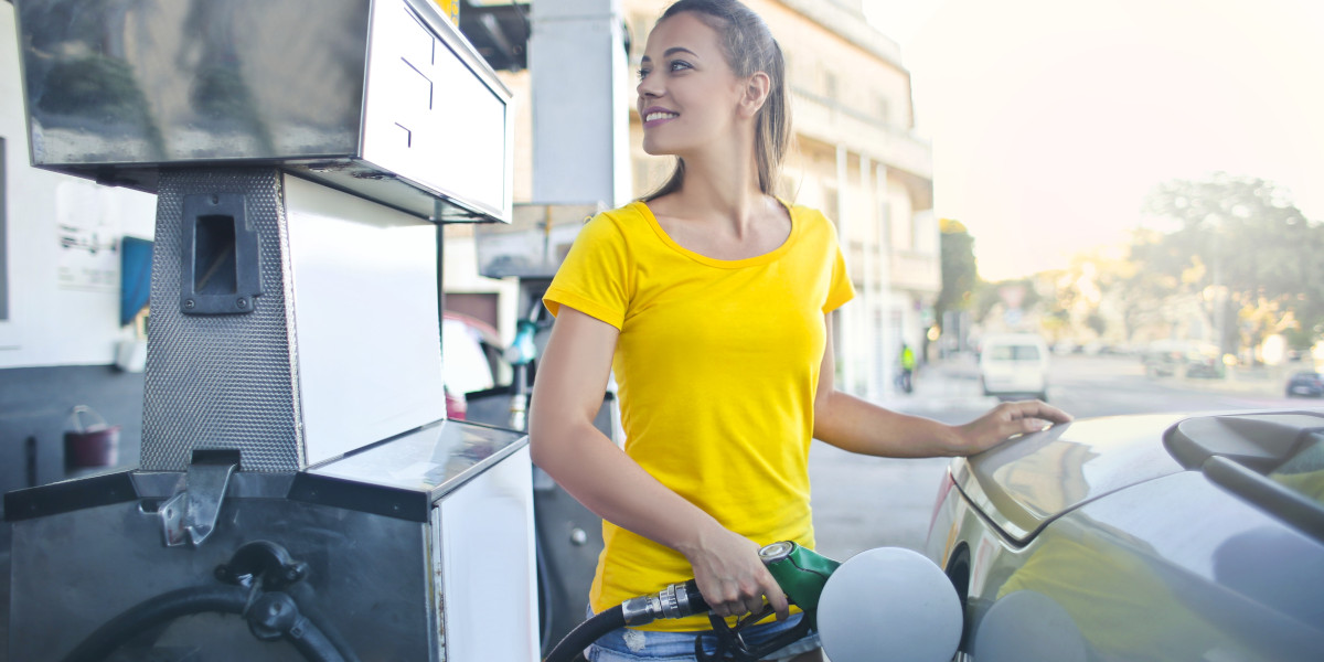 woman benzin alle immer beginnt im eine auto fahrt