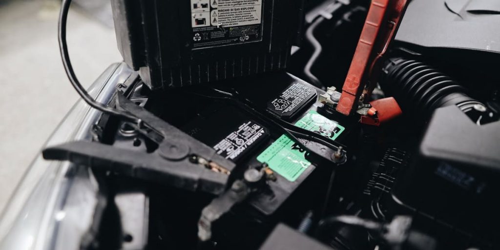 Batterie leer, Auto springt nicht an Wie überbrücke ich richtig