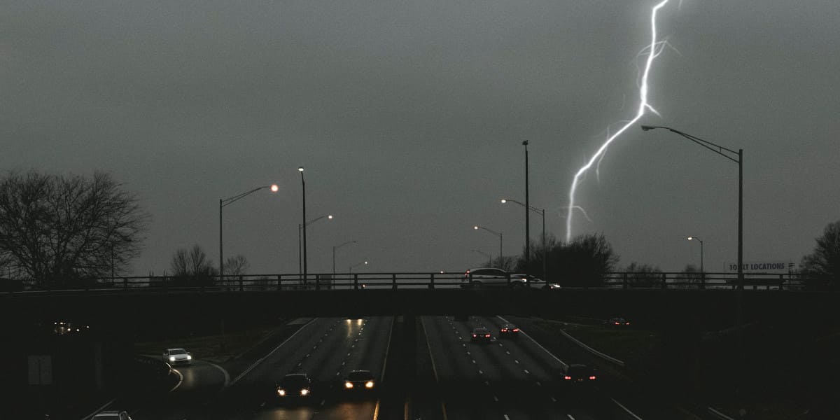 Autobahn Auto Brücke Blitz Gewitter Unsplash