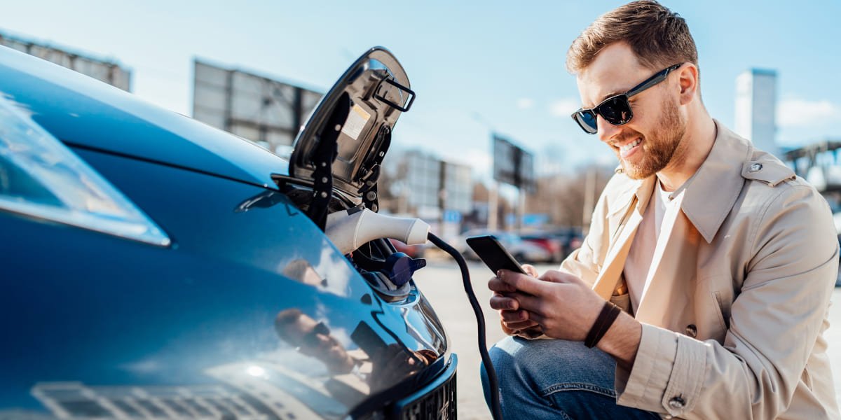 Diese 7 Apps solltest Du als E-Auto-Fahrer kennen 