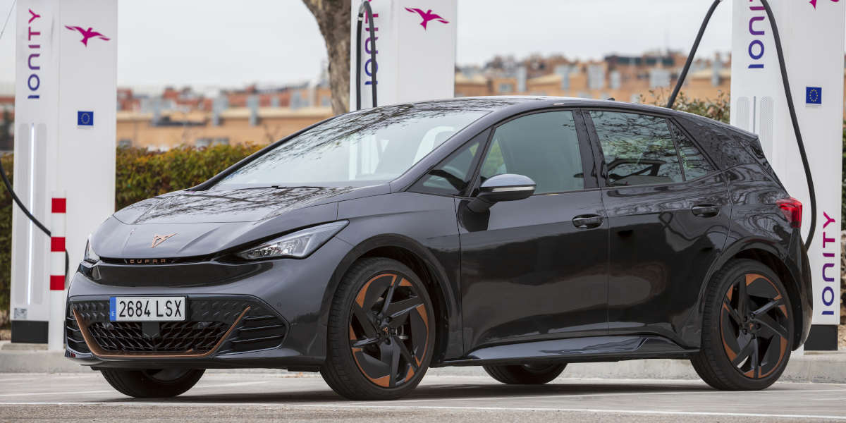 Cupra Born: Einfacheres Laden dank Plug and Charge