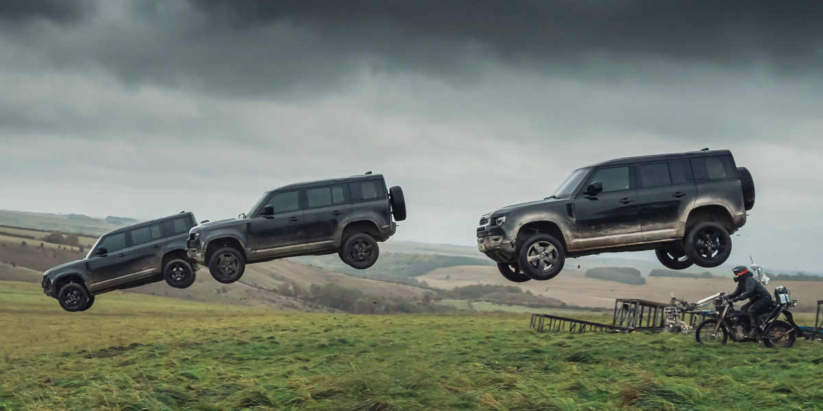 Jaguar und Land Rover: James Bonds Stuntfahrzeuge werden versteigert