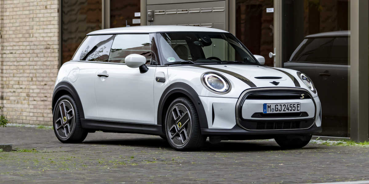 MINI Cooper SE Resolute Edition: Strahlender Glanz in Polarweiß