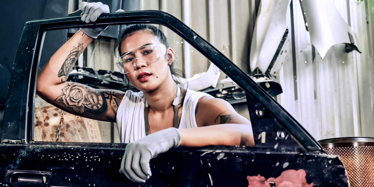 https://www.meinauto.de/pics/wpimages/2023/01/vecteezy_attractive-young-woman-mechanical-worker-repairing-a-vintage_11098181_764.jpg