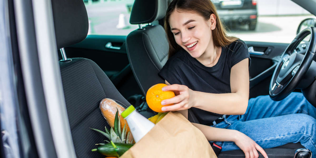 Auto Frau EInkauf Obst Gemüse vegan