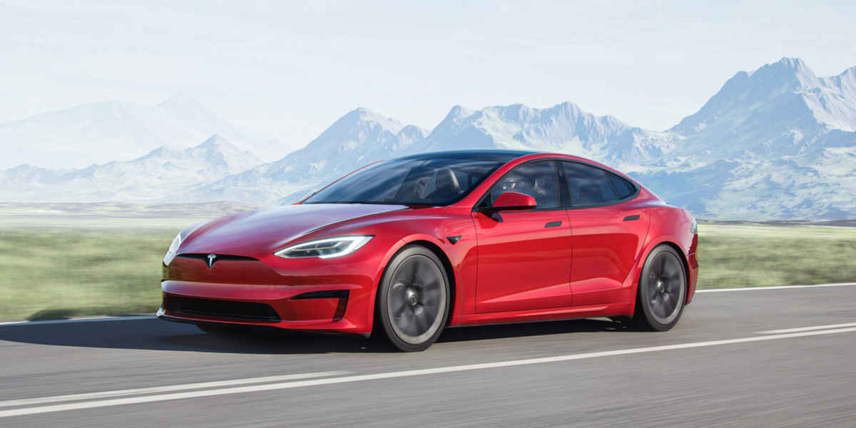 Tesla Model S Straße Berge