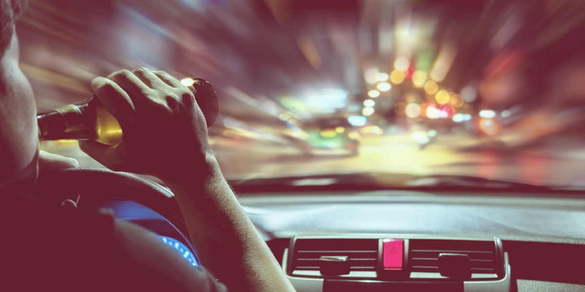 Mann Auto Alkohol Steuer Bier Flasche Srinrat Wuttichaikitcharoen (Vecteezy)