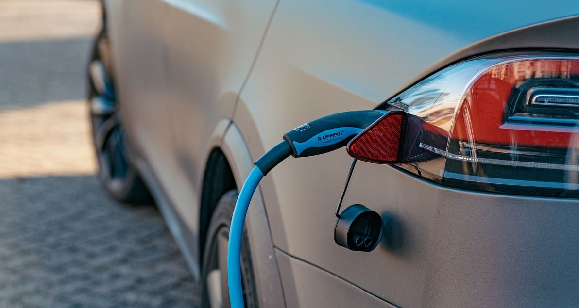 E-Auto am blauen Stecker