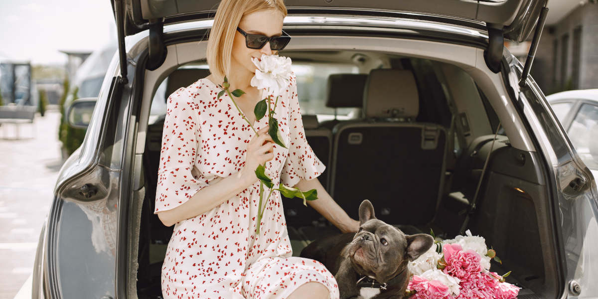 Frau Hund Blumen Auto Freepik