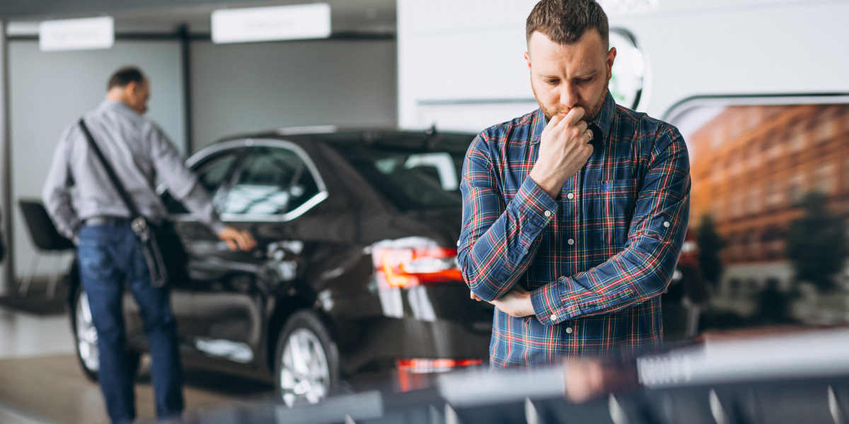 Auto Autokauf Frage Mann unentschlossen Leasing Freepik