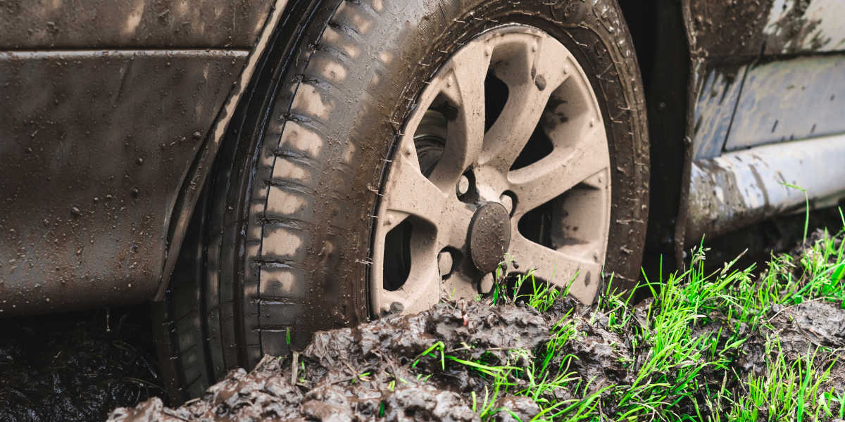 So ein Schlam(m)assel! Was tun, wenn das Auto im Matsch stecken bleibt?