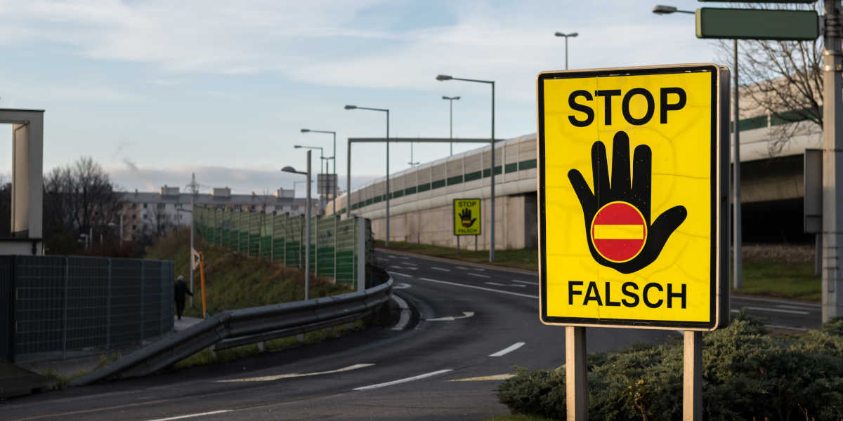 Falschfahrer Geisterfahrer Autobahn Schild Halt