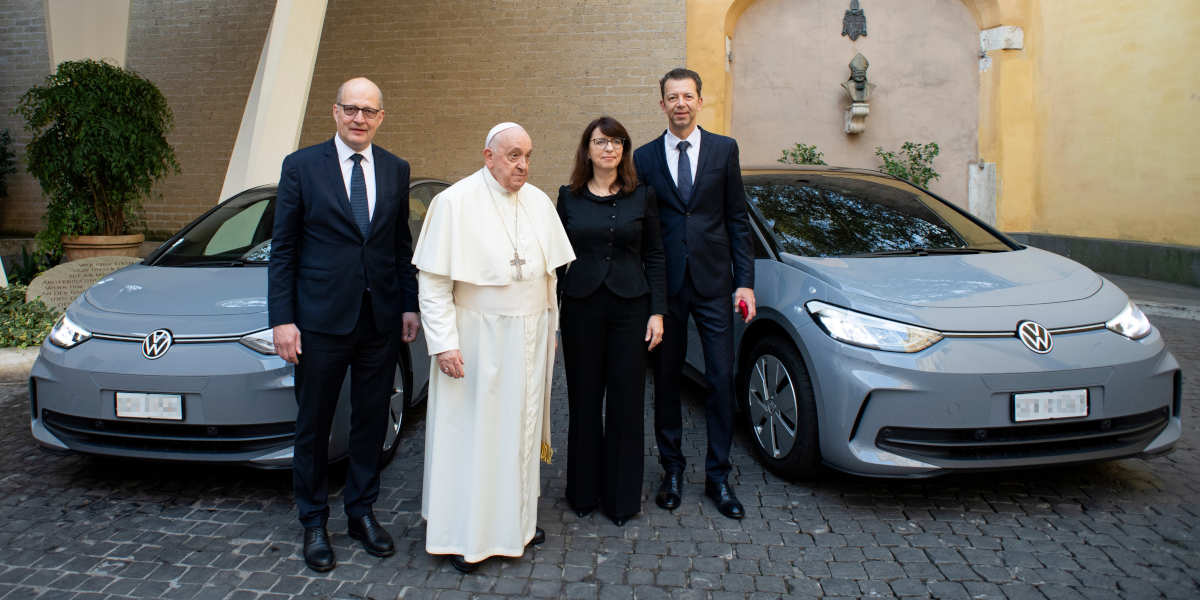 VW im Vatikan: Der Papst fährt ID.3