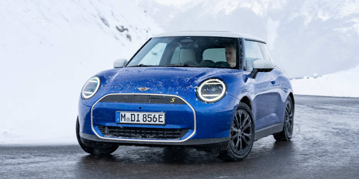 MINI Cooper SE Winter Schnee