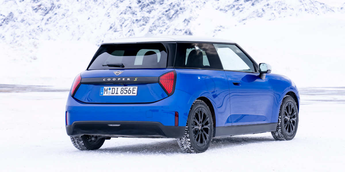 MINI Cooper SE Winter Schnee