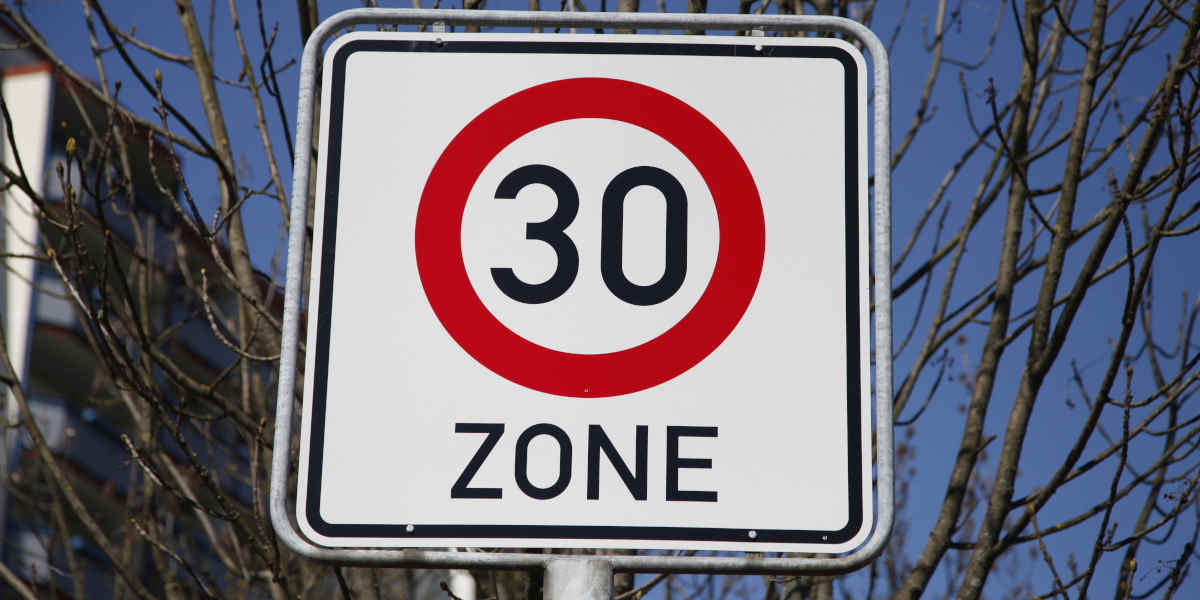 Tempo 30 Schild Verkehr Tempolimit langsam 